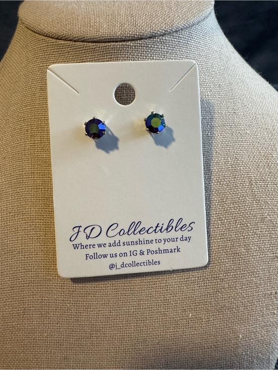 JD Collectibles Jewelry - Swarovski Crystal Elements Blue and Green Iridescent Stud, Six Silver Prongs